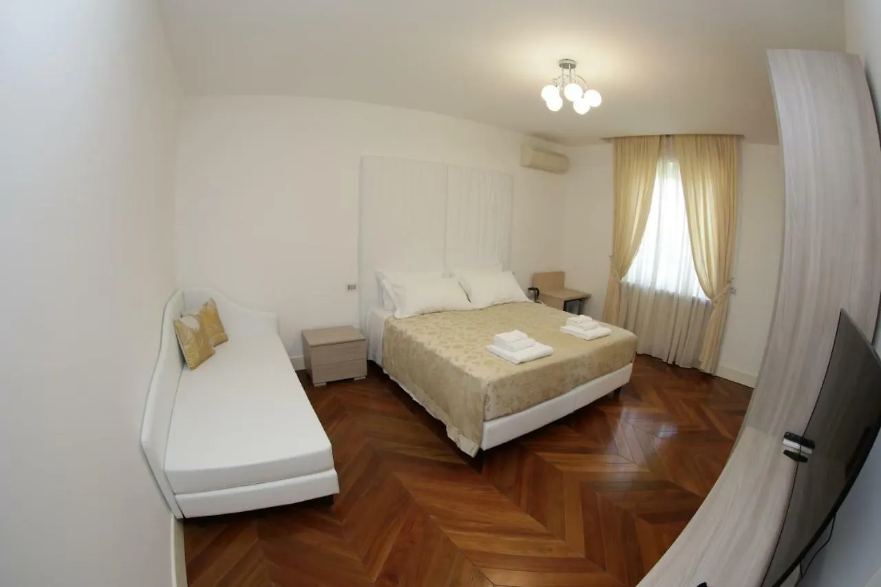 Champagne Rooms Sirmione Italia