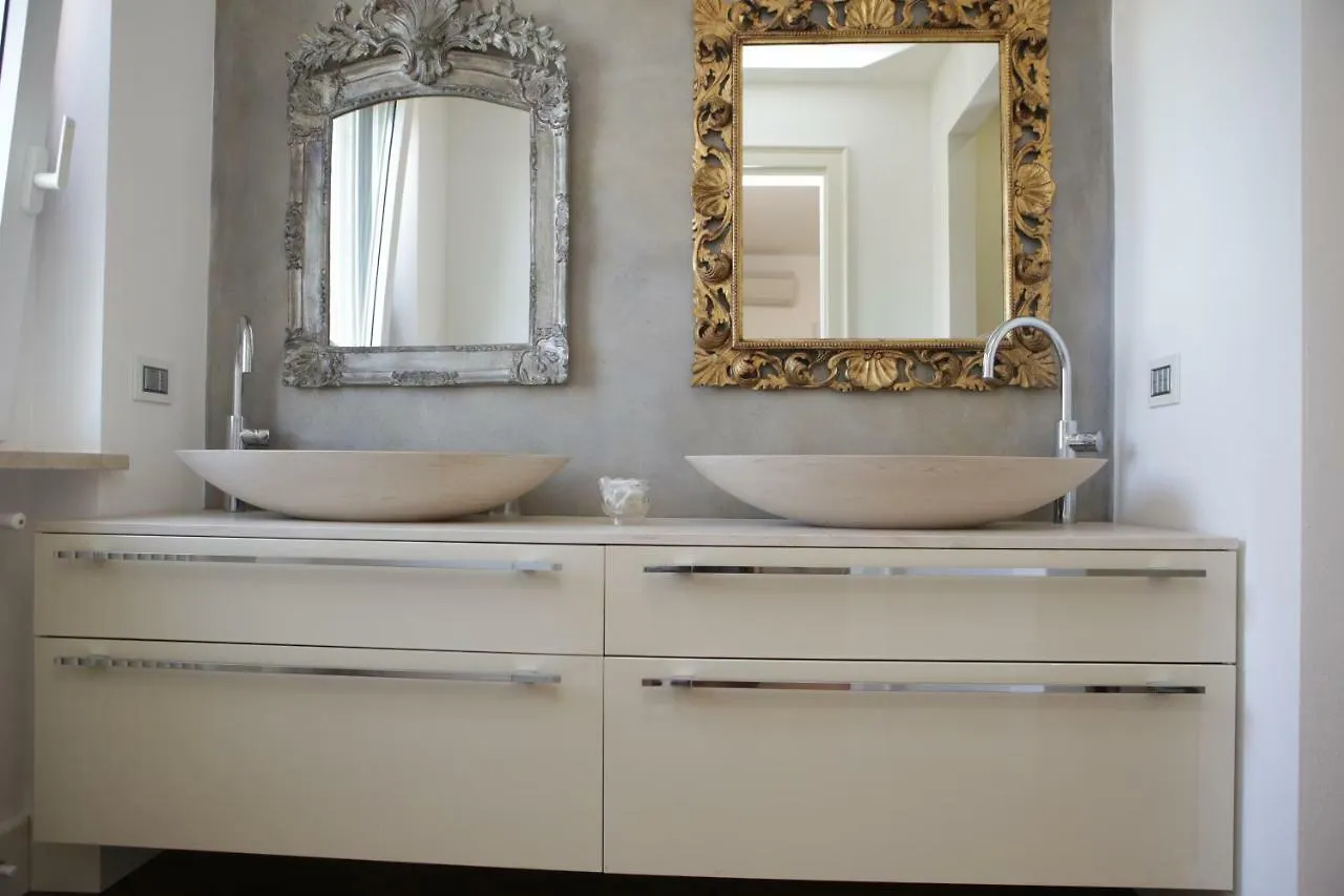 Champagne Rooms Sirmione 3*,  Italia