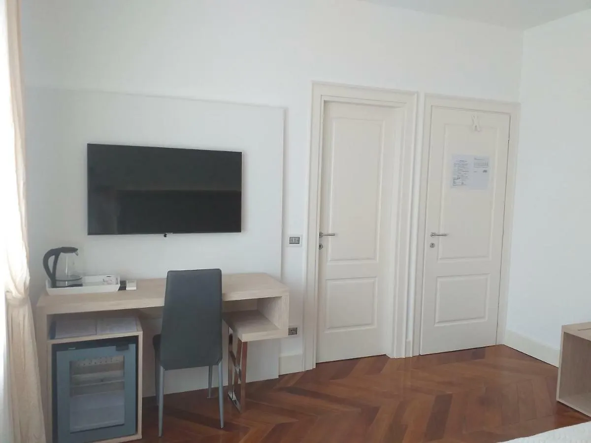 Champagne Rooms Sirmione 3*,  Italia
